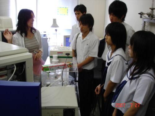 賞雅さんの研究室で、分析装置を見学中。